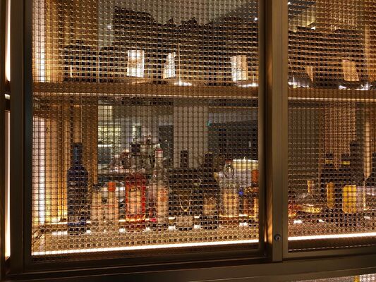 Cuadrícula metálica arquitectónica de longitud personalizada que ofrece resistencia a la corrosión ideal para revestimiento de fachadas y paneles de paredes interiores