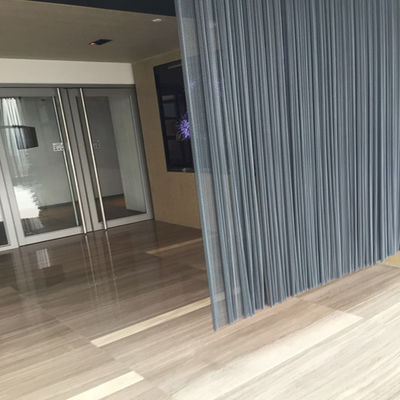 Cortinas metálicas de rodillo 80% Área de apertura 1,0 mm Diámetro de alambre Cortinas de separación interiores