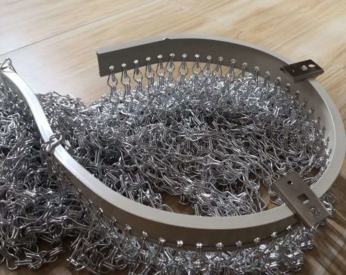 Tipo de cadena de aluminio Buen rendimiento de ventilación Decoración interior Techo divisorio