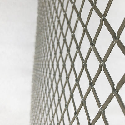 Insertos de malla metálica para puertas de gabinetes modernas que combinan el atractivo estético con la ventilación funcional en unidades de almacenamiento