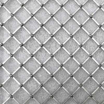 Insertos de malla metálica para puertas de gabinetes modernas que combinan el atractivo estético con la ventilación funcional en unidades de almacenamiento