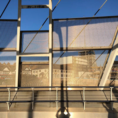 Los paneles de acero tejido gris con tratamiento anodizante mejoran el arte arquitectónico
