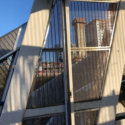 Los paneles de acero tejido gris con tratamiento anodizante mejoran el arte arquitectónico