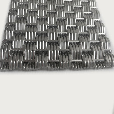 Tejido de malla de acero inoxidable de metal de diseño personalizado para revestimiento de fachadas a gran escala en edificios comerciales urbanos