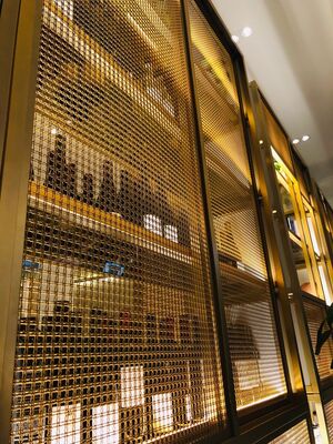 Cuadrícula metálica arquitectónica de longitud personalizada que ofrece resistencia a la corrosión ideal para revestimiento de fachadas y paneles de paredes interiores