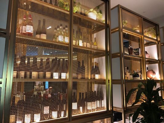 Cuadrícula metálica arquitectónica de longitud personalizada que ofrece resistencia a la corrosión ideal para revestimiento de fachadas y paneles de paredes interiores